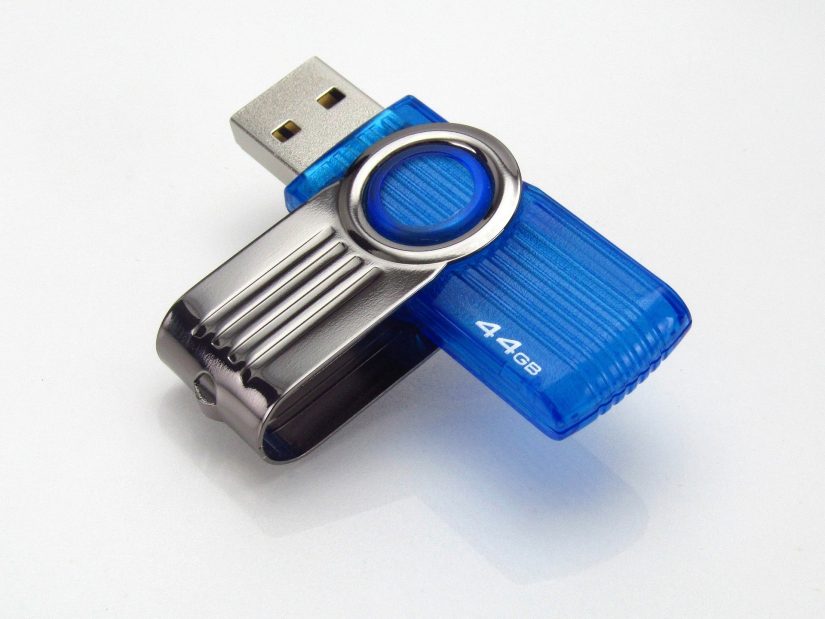 flashdisk-2605880_1920-min